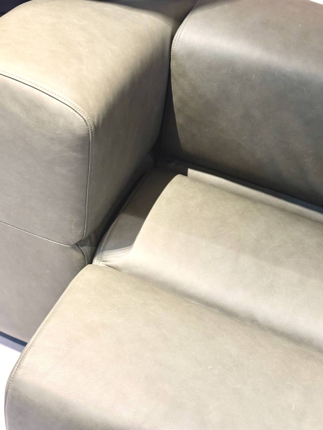 Close-up of KEEEP textile in natural leather — material quality that lasts.
